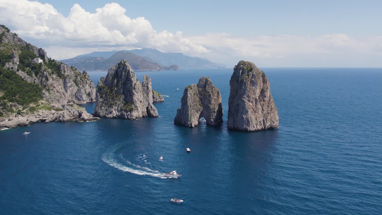 turistas navegando por las épicas rocas de farallones frente a la isla de capri, italia - antena