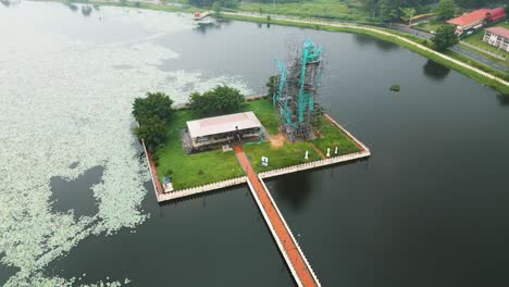 vista circular aérea sobre el lago artificial wiluwa con una estatua en él