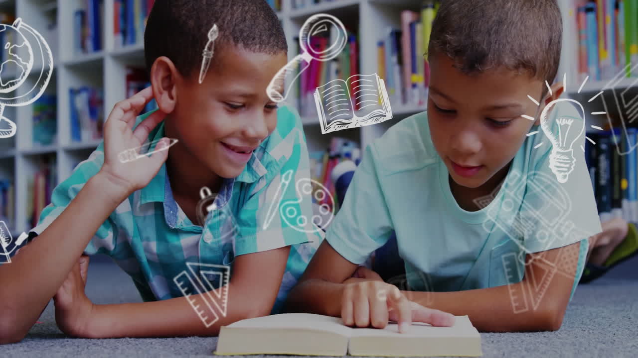 animación de objetos escolares iconos sobre escolares biraciales leyendo libros en la biblioteca