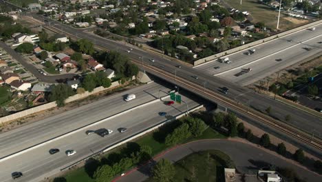 Seitlicher-Schwenk-Von-Der-Autobahnkreuzung-215-In-West-Valley-City,-Utah