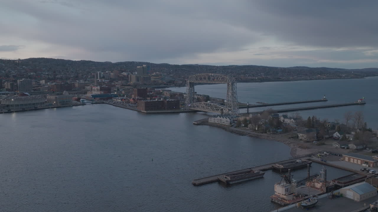 Vista aerea panoramica del porto e del ponte levatoio di Duluth