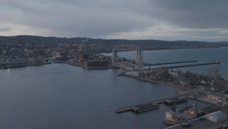 Vista-Aérea-Panorámica-Del-Puerto-De-Duluth-Y-Del-Puente-Levadizo.