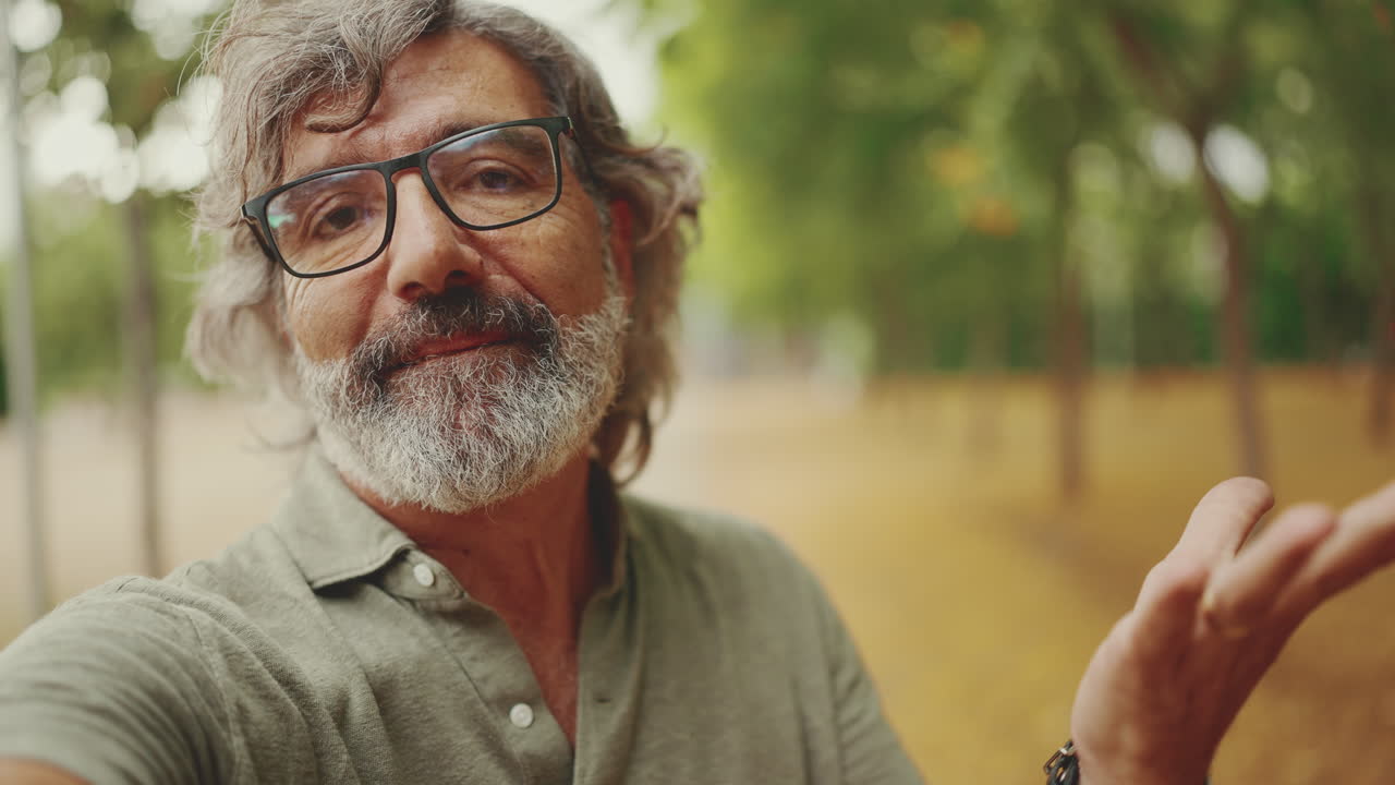 retrato de un hombre al aire libre