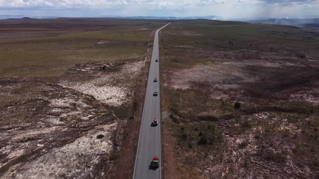 toma aérea de la carretera troncal 10, que cruza toda la gran sabana en venezuela
