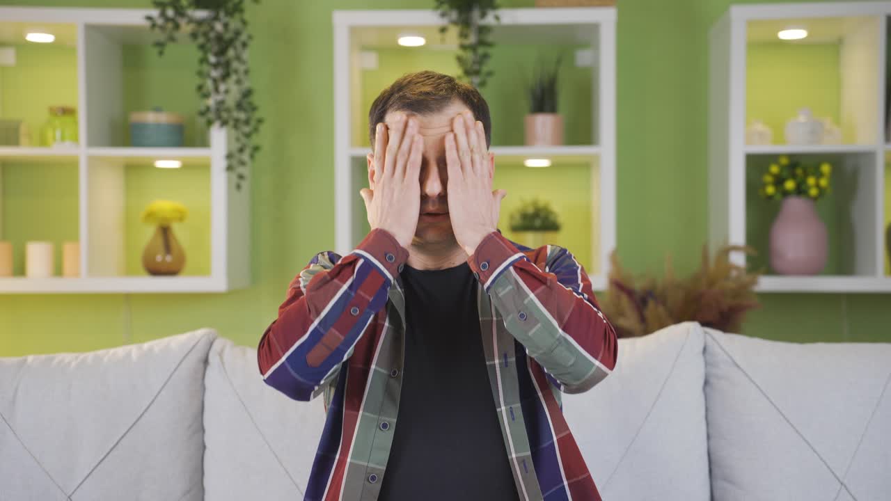 피로로 인해 팔다리가 아픈 사람.