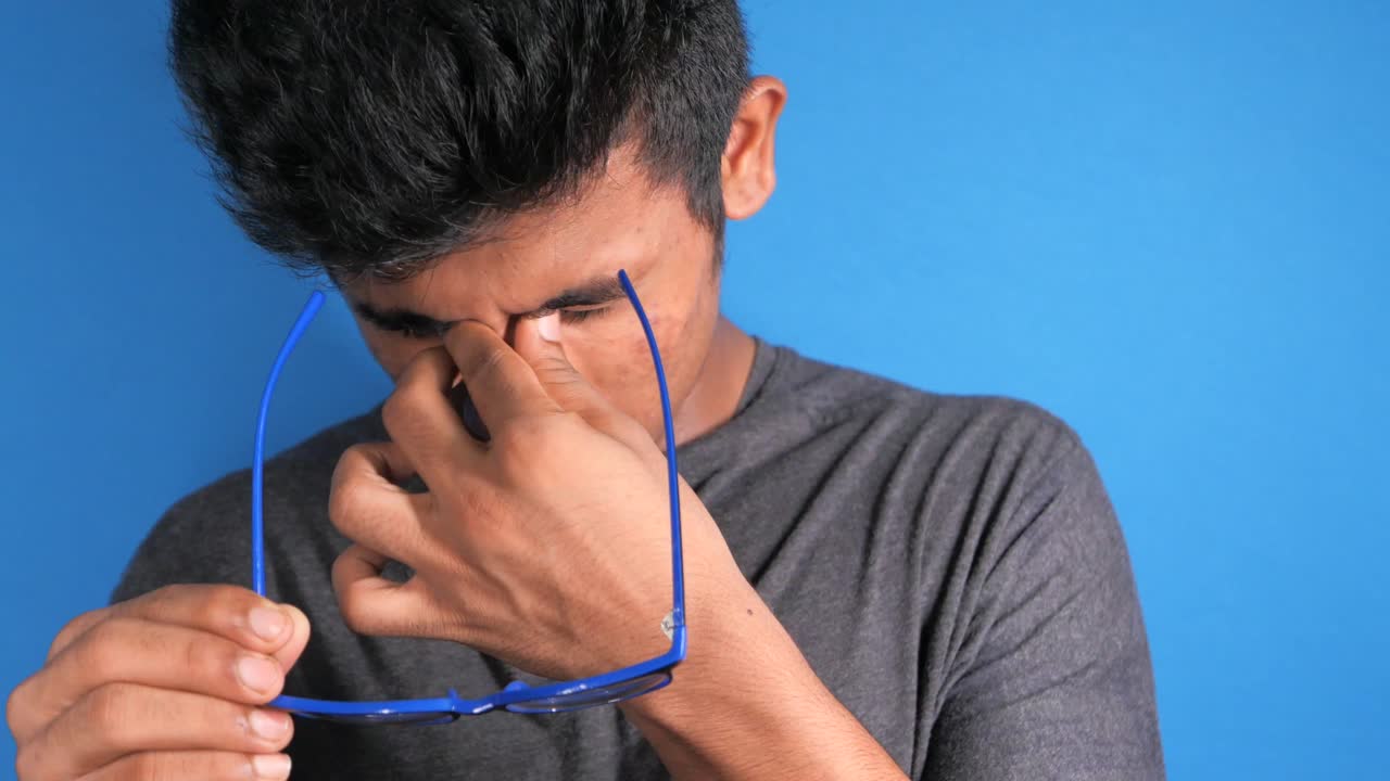 hombre con fatiga ocular o dolor de cabeza