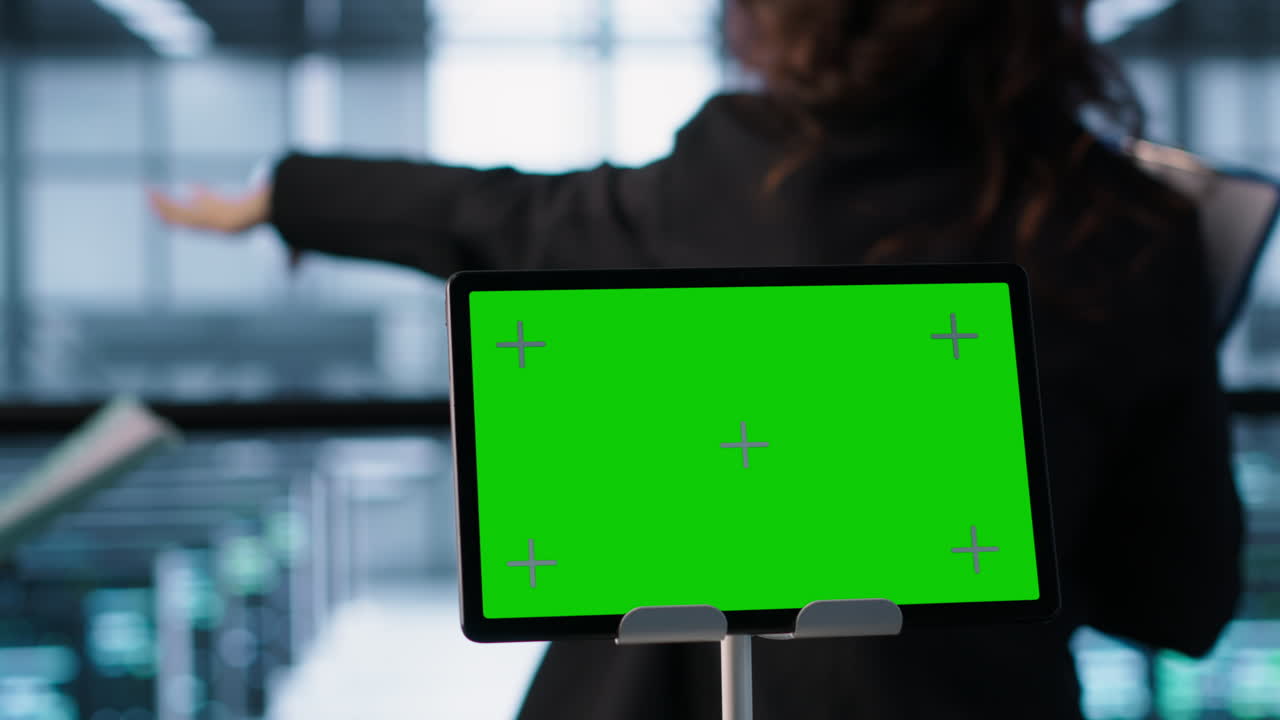 primer plano de una tableta de pantalla aislada junto a los trabajadores del centro de servidores