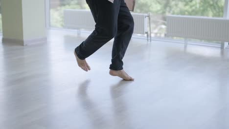 hombre bailando breakdance en un estudio moderno