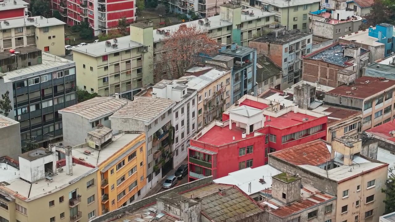 Sorvolo dell'architettura storica di Santiago del Cile: una vista teleobiettivo cinematografica con colori vividi e distintivi