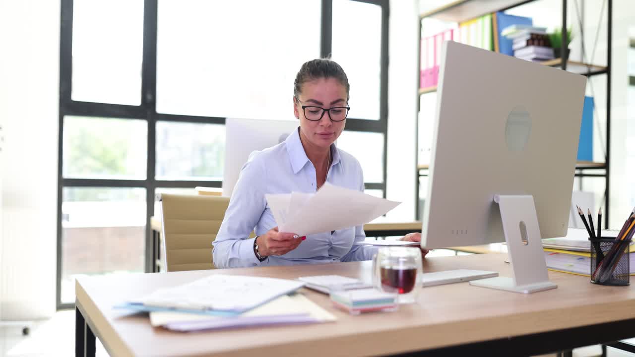 Una donna sta lavorando nel suo ufficio