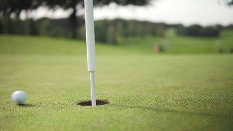 Golf-Putt-Verpassen-Nahaufnahme-Spin-out