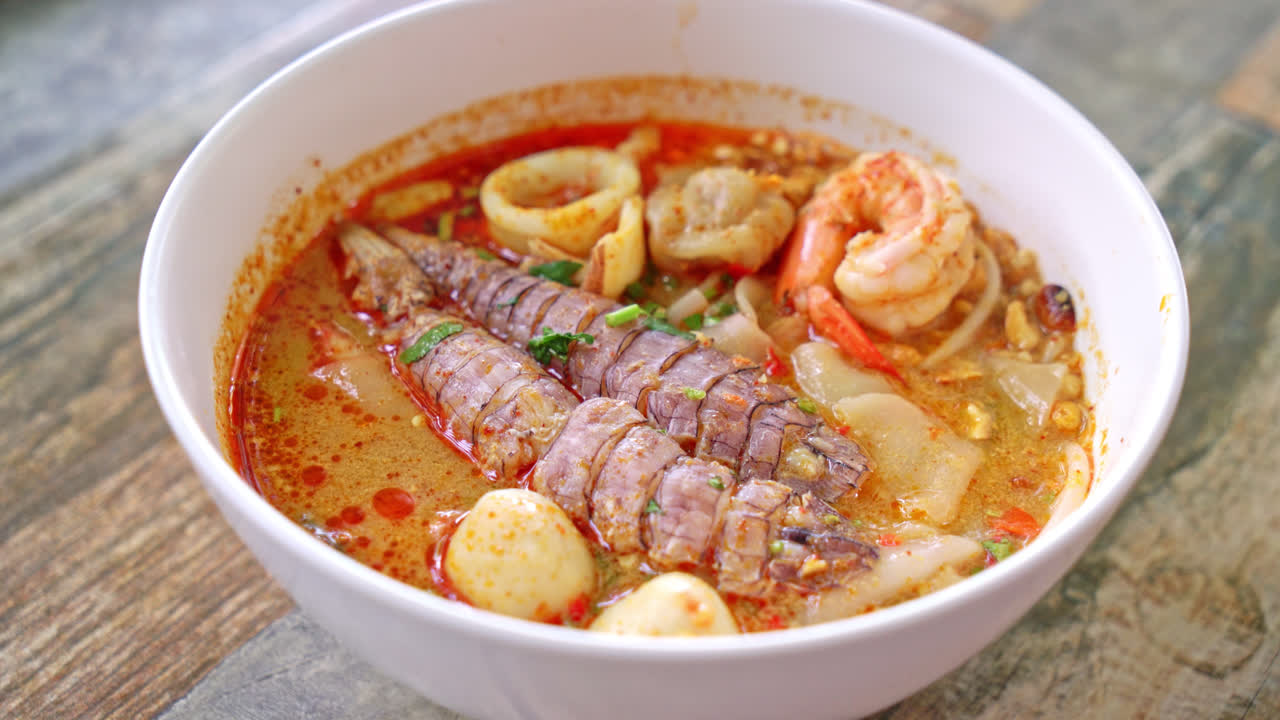 krydret skaldyrnudler i thailandsk stil