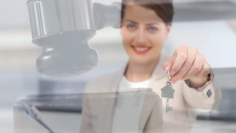 animación digital de una agente inmobiliaria que sostiene la llave de la casa 4k