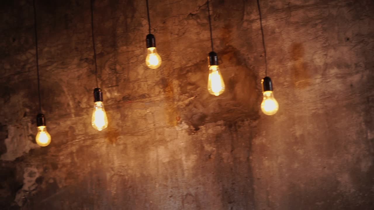 iluminación de estilo industrial en una pared de hormigón rústico