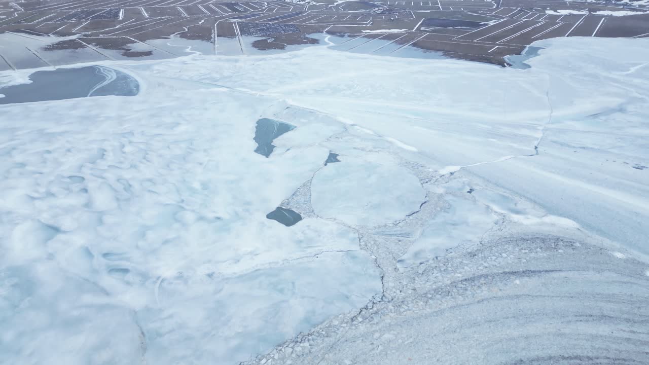 아이슬란드의 눈 인 산과 얼어붙은 호수는 겨울에 균열이 있습니다.