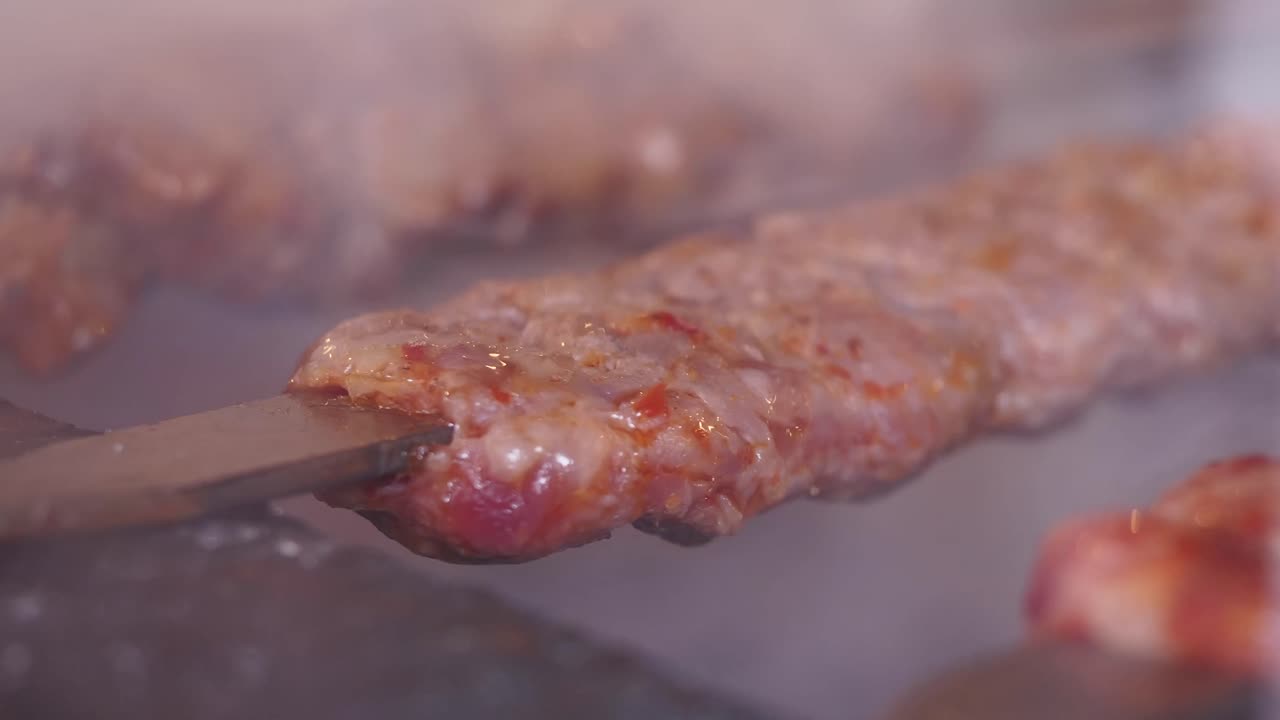 Preparazione di deliziosi spiedini alla griglia