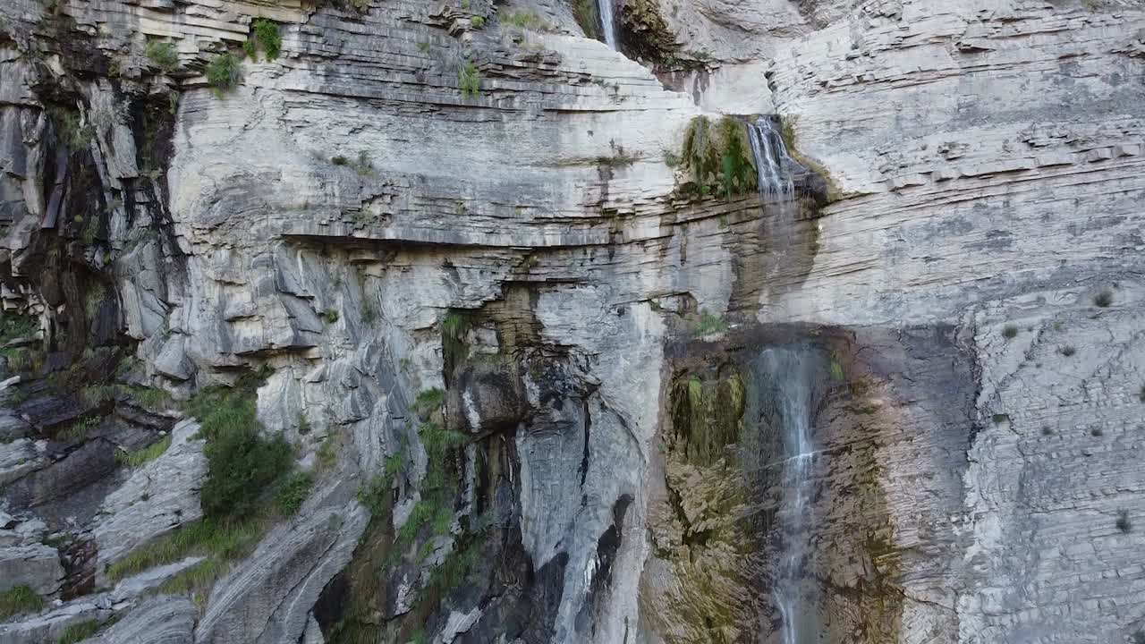 cascada con poco caudal en el pirineo aragonés, españa