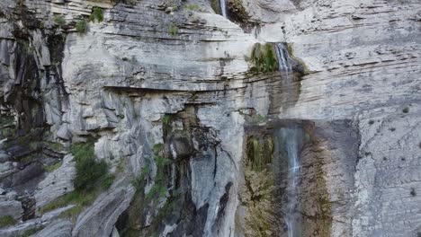 Cascada-Con-Poco-Caudal-En-El-Pirineo-Aragonés,-España