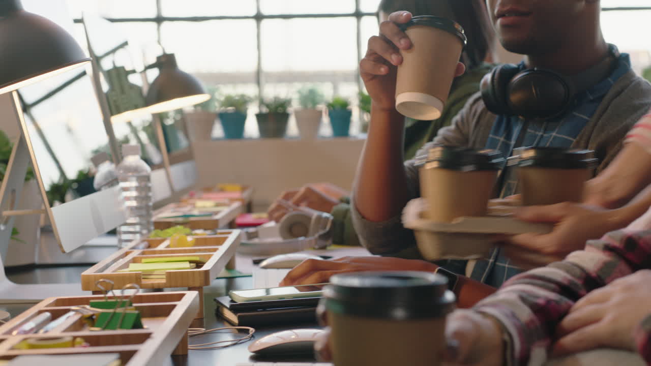 가까운 손 사업가 컴퓨터를 사용하는 프로그래머 커뮤니케이션 소프트웨어 개발 네트워크 지원 엔지니어 팀 온라인 서비스를 공유 사무실 작업장에서 타이핑