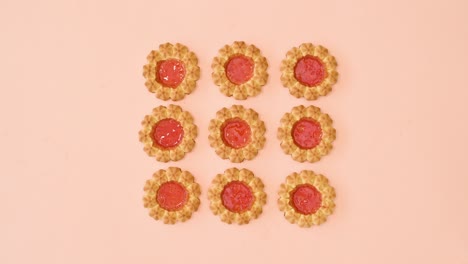 galletas con diseño de esmaltado naranja en fondo naranja brillante pastel. colocación plana de movimiento de parada