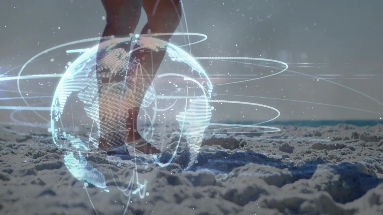 Person geht am Strand mit digitaler Globus-Einblendung.