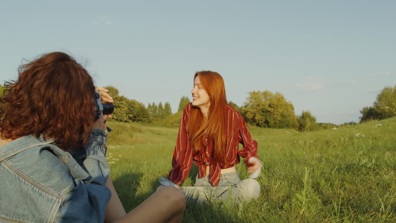 dos amigos tomando fotos en un campo