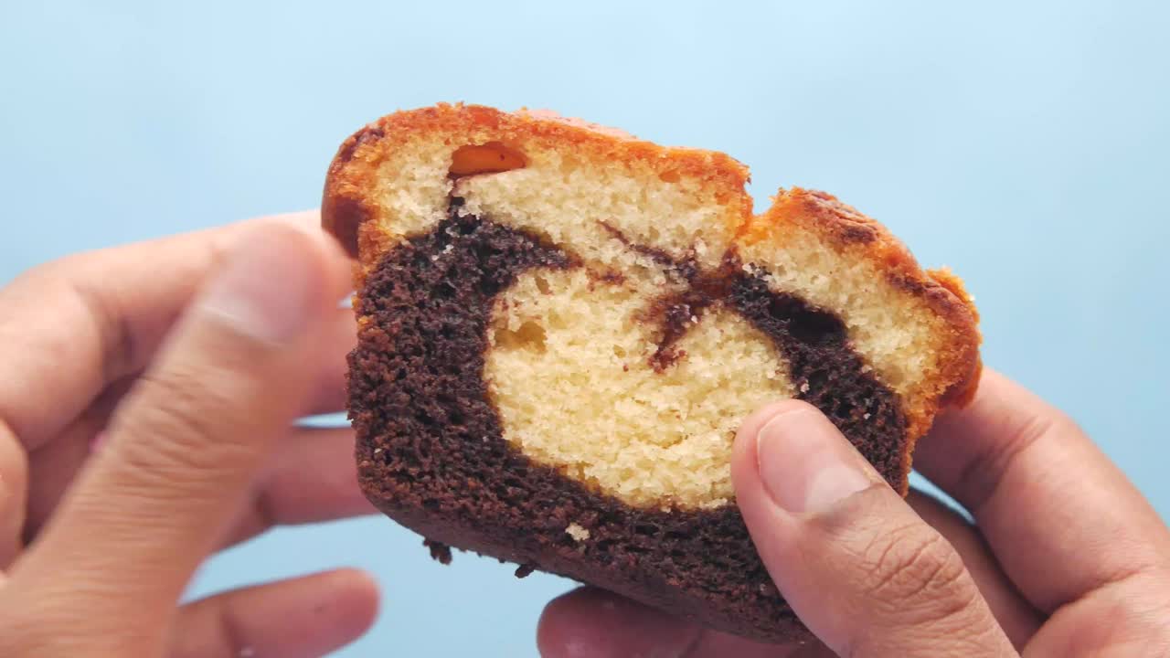 초콜릿과 바닐라 층 케이크