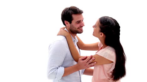 Atractiva-Pareja-Joven-Abrazándose-Y-Sonriendo-A-La-Cámara