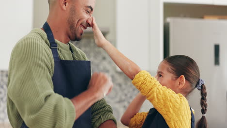 padre, hija y cocinar con harina