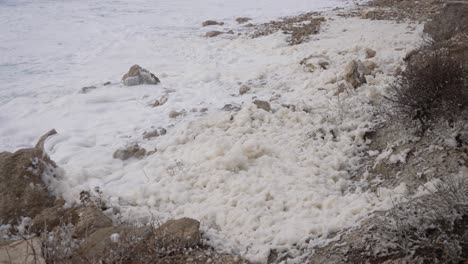 Espuma-De-Mar-Soplando-Con-Fuertes-Vientos-En-Las-Playas-Rocosas-De-Grecia.