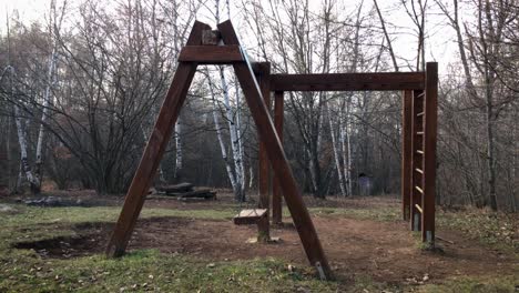 un patio de recreo vacío en el parque. una atmósfera sombría. no hay gente.