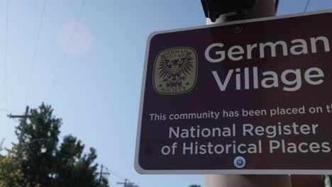 Historisches-Deutsches-Dorfschild-In-Columbus,-Ohio-Mit-Videoschwenk-Von-Links-Nach-Rechts-In-Zeitlupe