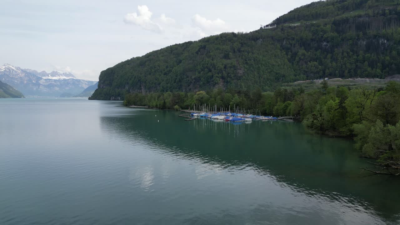 barcos amarrados en la cuenca del lago