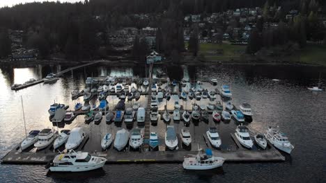 Verschiedene-Drohnen--Und-DSLR-Aufnahmen-In-Der-Wunderschönen-Deep-Cove-In-Vancouver,-BC