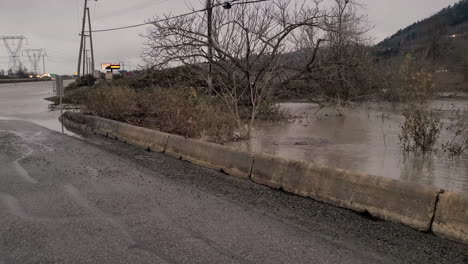 remolino peligroso en agua de río inundada al lado de un camino cerrado, en canadá