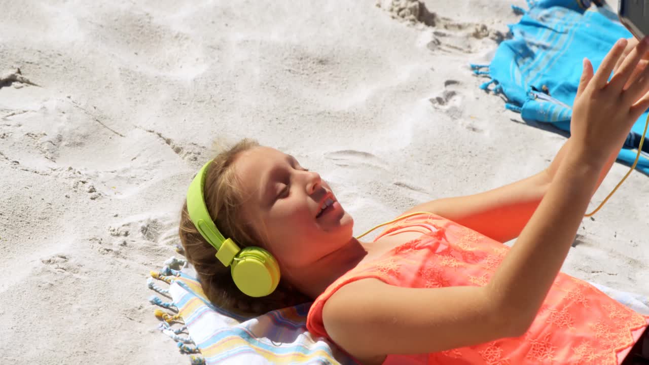 chica tomando una selfie con teléfono móvil en la playa 4k