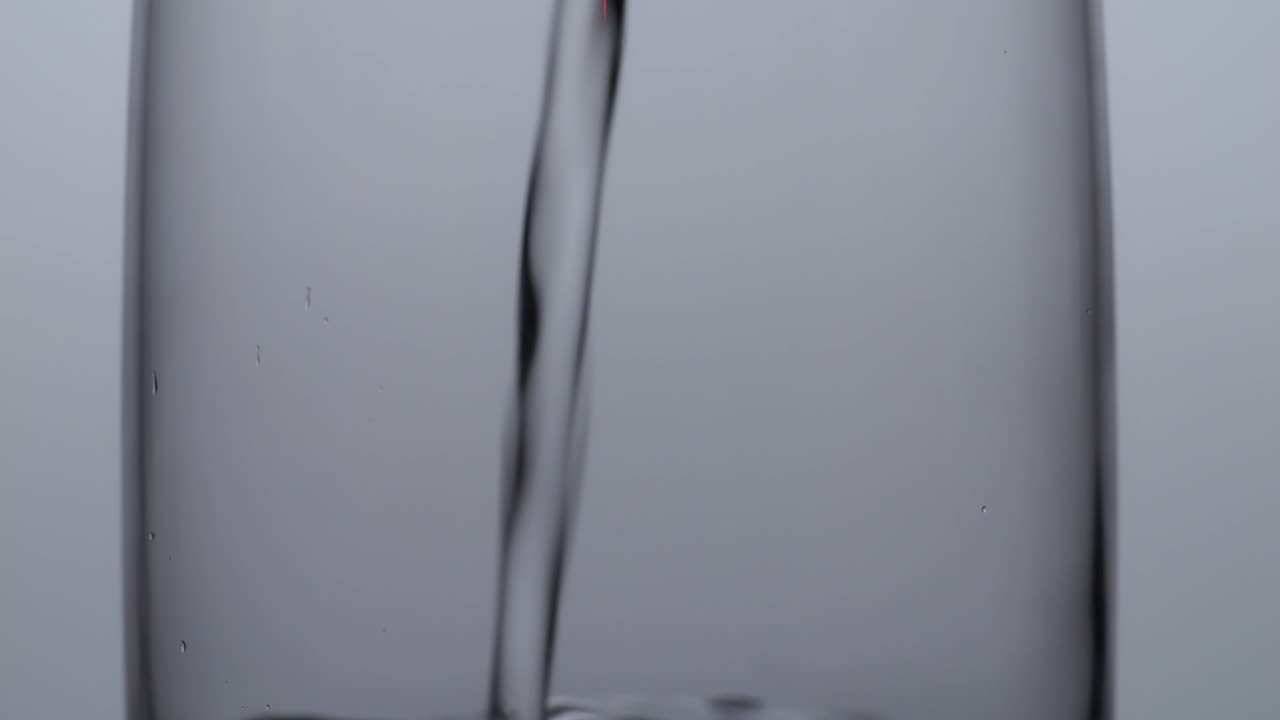 el agua se vierte en un vaso