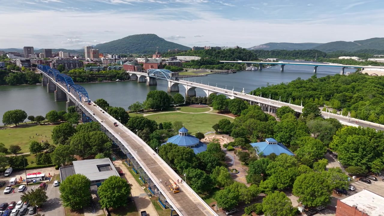 Cinematisk droneudsigt over Chattanoogas centrum, TN, med Tennessee River og byens skyline den 30. april 2026