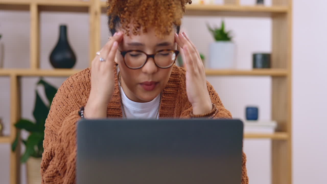 dolor de cabeza, estrés y mujer en la computadora portátil con problema