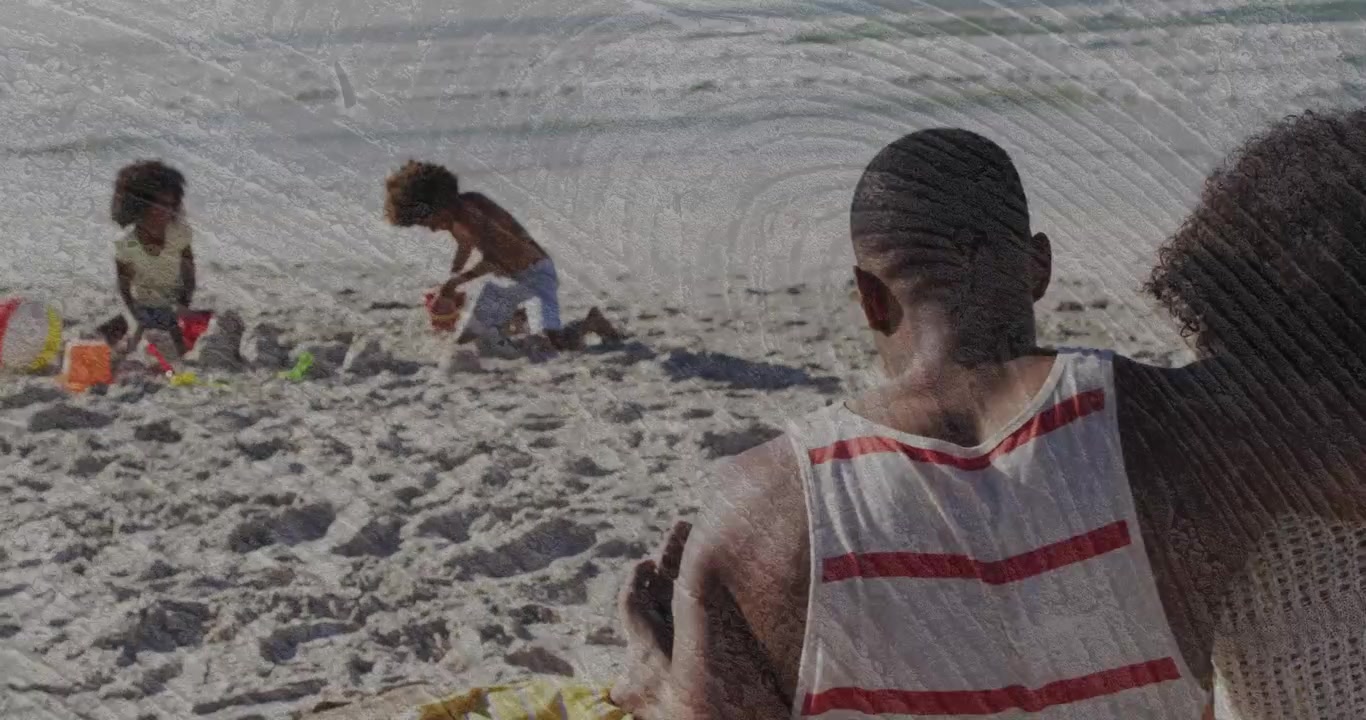 Utente che cattura 10 screenshot, usando ffmpeg, con sovrapposizioni animate che mostrano effetti di ridimensionamento per la tecnologia.