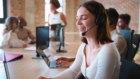 Mujer-De-Negocios-En-Equipo-De-Negocios-Usando-Auriculares-En-El-Centro-De-Atención-Al-Cliente