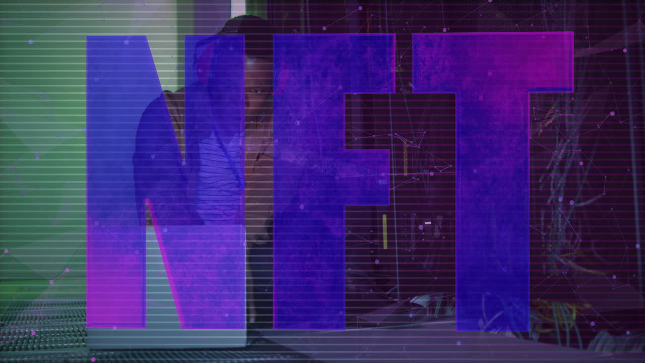 animación de texto nft sobre trabajador afroamericano en la sala del servidor