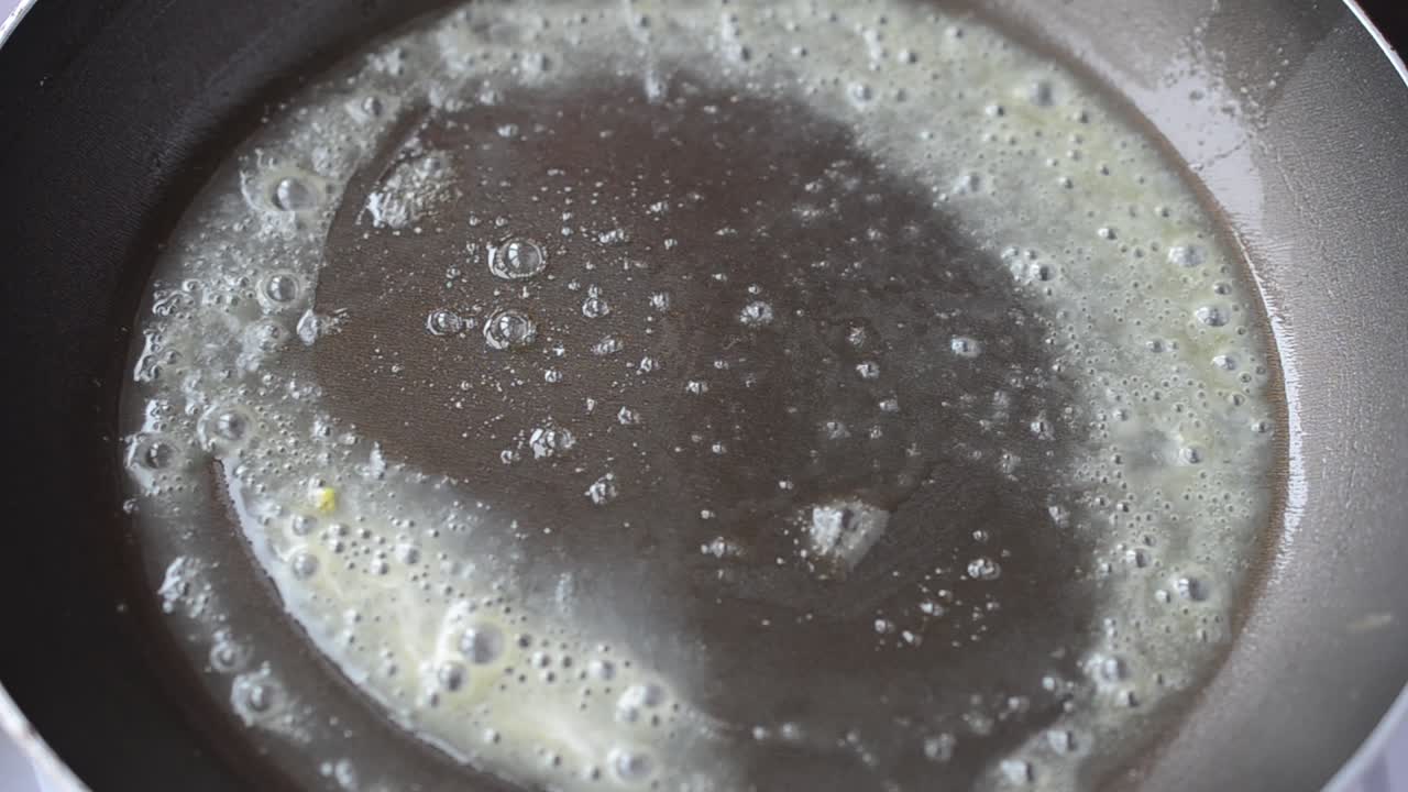 Friggiamo un'omelette. Friggiamo un'omelette in padella.