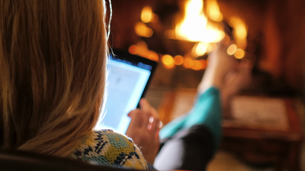 use una tableta junto a la chimenea en un ambiente hogareño acogedor