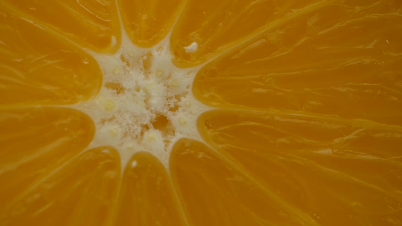 천천히 움직이는 오렌지 과일 조각