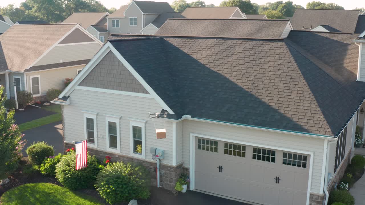 드론 패키지 배달 및 미국 국기와 함께 미국 집에서 이륙