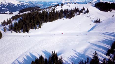 Luftaufnahme-Des-Skilifts-Am-Fuße-Der-Skipiste-Mit-Einer-Menge-Skifahrer-Und-Snowboarder