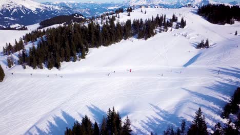 vista aérea del remonte al pie de la pista de esquí con una multitud de esquiadores y snowboarders