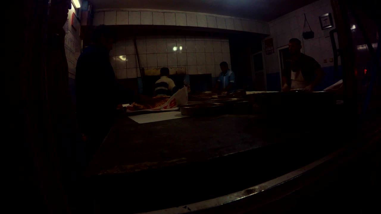 터키 남자들은 작은 집에서 라바쉬를 만니다.