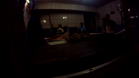 los hombres turcos hacen lavash en una pequeña panadería por la noche en urfa